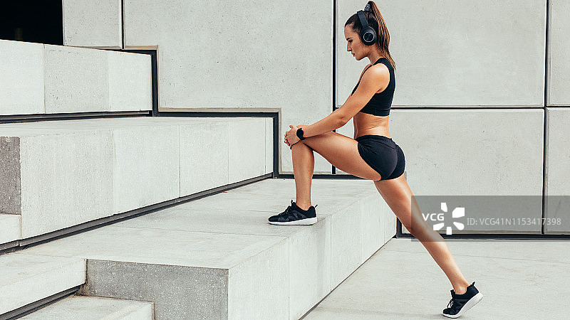 健身妇女伸展户外台阶图片素材