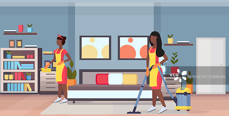 清洁工，女清洁工，穿着制服一起工作，非洲裔美国女孩使用真空吸尘器和抹布清洁服务概念现代卧室室内平面全长水平图片素材
