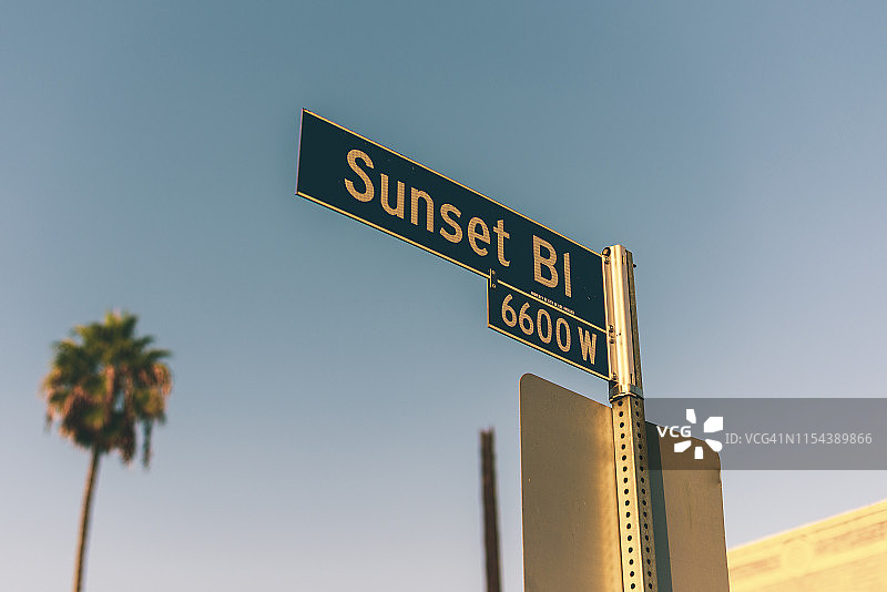 这是一个指向美国加州洛杉矶日落大道的路标的特写图片素材