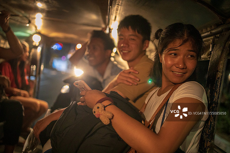 亚裔朋友晚上在马尼拉骑吉普车图片素材