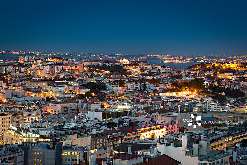 葡萄牙里斯本夜景，城市灯光鸟瞰图，城市中心图片素材