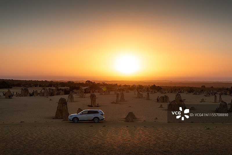 日落时分的Pinnacles沙漠公路之旅图片素材