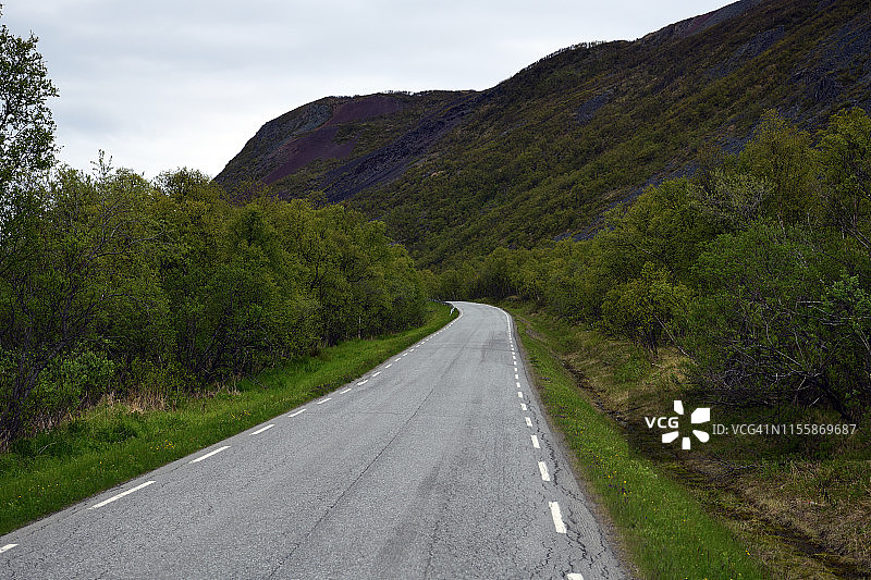 挪威北部Rustefjelbma附近的乡村公路图片素材