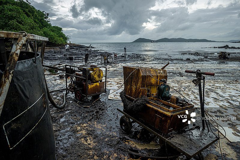漏油灾难-泰国罗勇萨美岛油污工具及污染环境图片素材