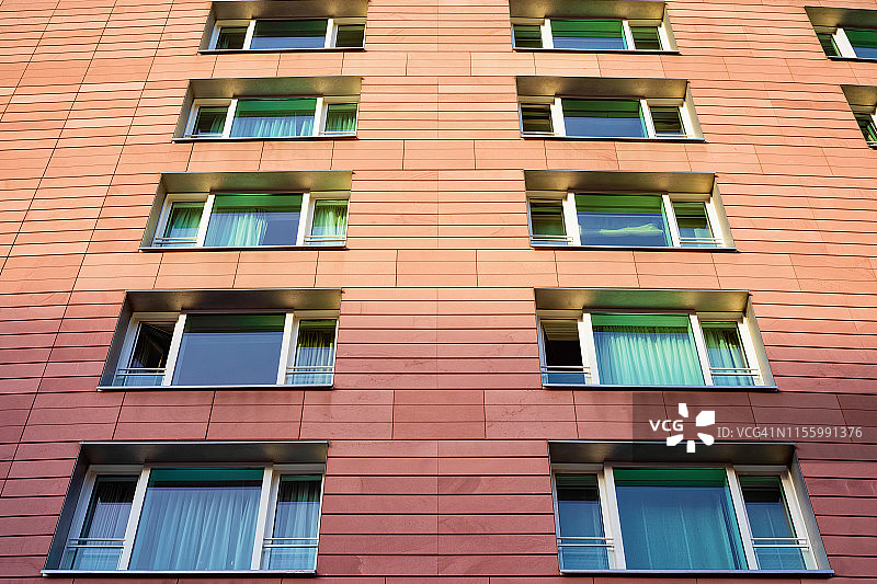 柏林现代公寓楼建筑的窗户图片素材