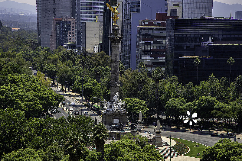 墨西哥城的独立天使和查普尔特佩克城堡等现代摩天大楼图片素材