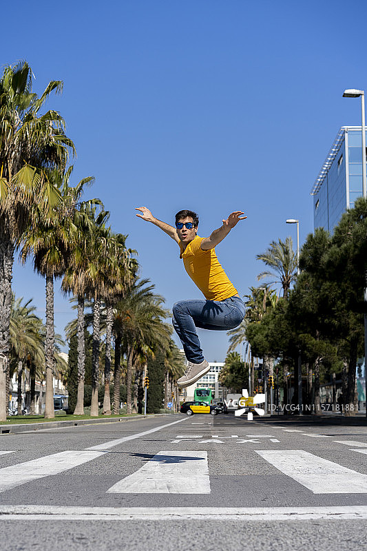 西班牙，巴塞罗那，城市里的男人在街上跳图片素材