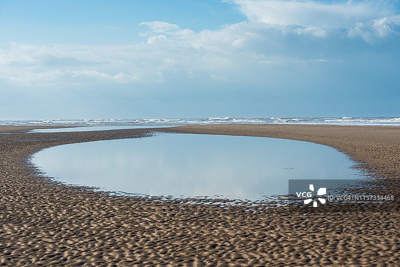 英国东安格利亚北诺福克海岸Holkham湾Barnham Overy Staithe海滩退潮时的潮池。图片素材