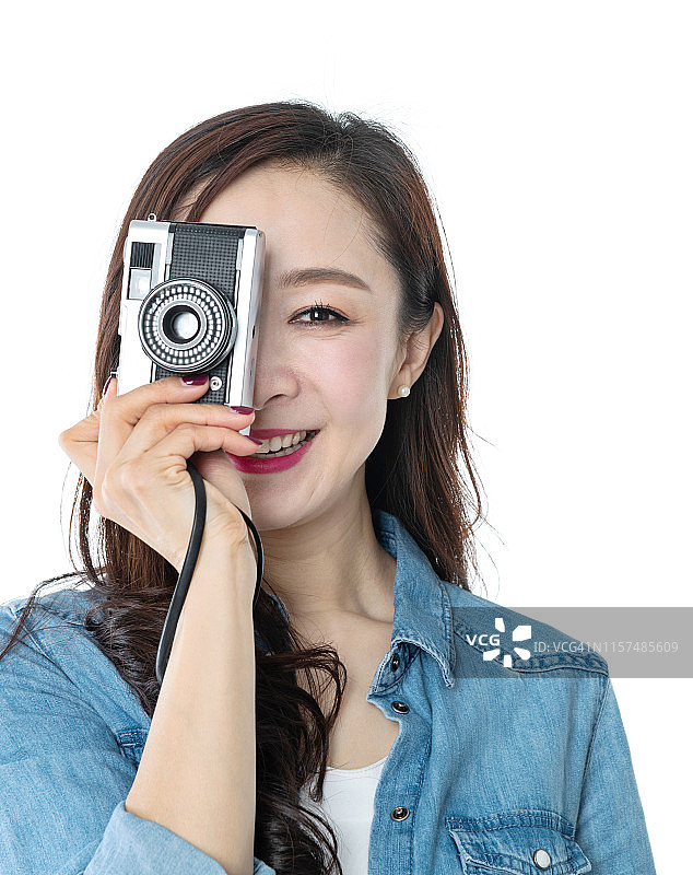 一个美丽的女人拿着一台老式照相机，背景是白色的图片素材