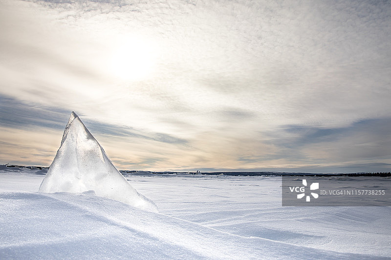 冬季景观的日出冰上育空河。阳光照在冰面上，形成了图片素材