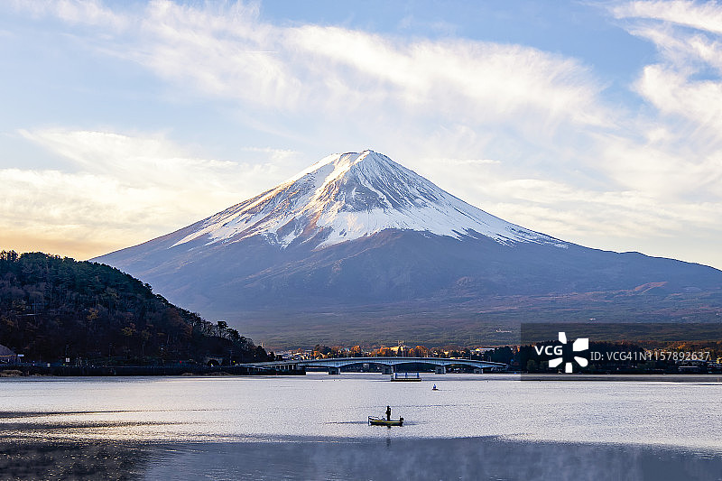 日本川口湖富士山和渔舟秋日清晨图片素材