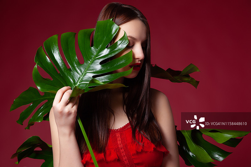 年轻女子与绿色植物图片素材
