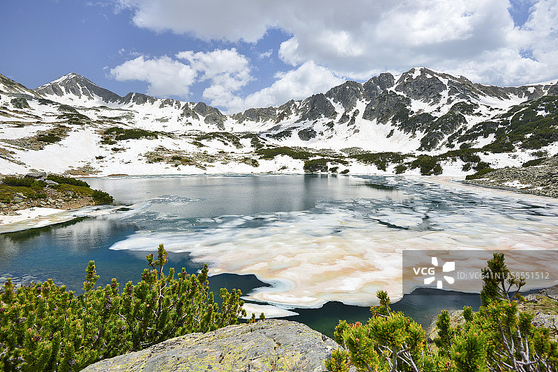 融化的冰川湖图片素材