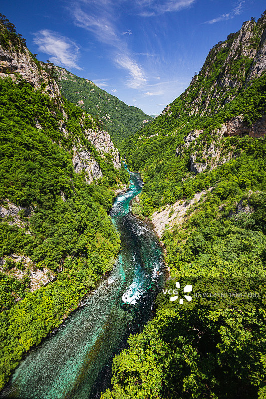 高角度的深河峡谷与绿色的山在夏天图片素材