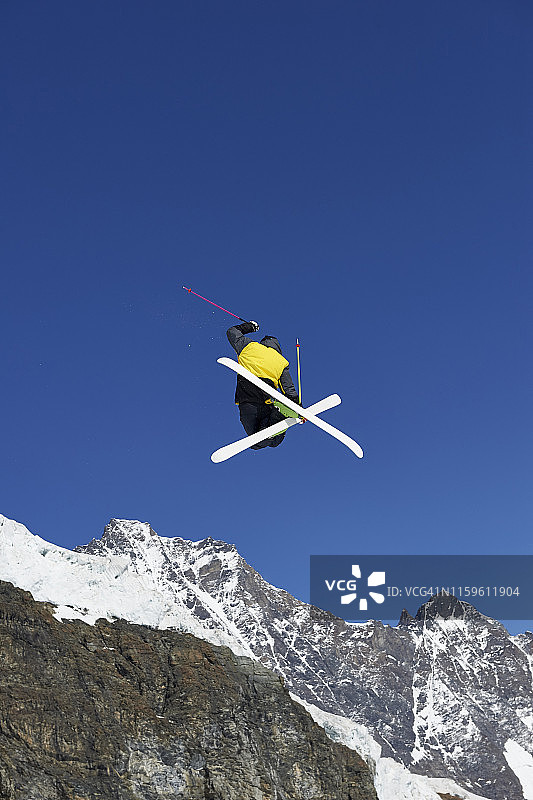 在空中滑雪，萨斯费，瓦莱州，瑞士图片素材