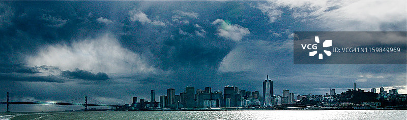 从旧金山湾眺望旧金山天际线上空的风暴图片素材