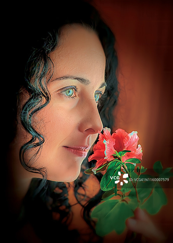 绿眼睛年轻美丽的土耳其女人图片素材