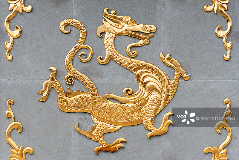 灰色墙壁上的金色中国龙图片素材