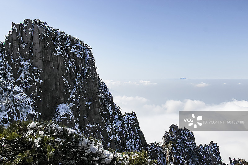 黄山在中国安徽省，雪后和云海的景色图片素材