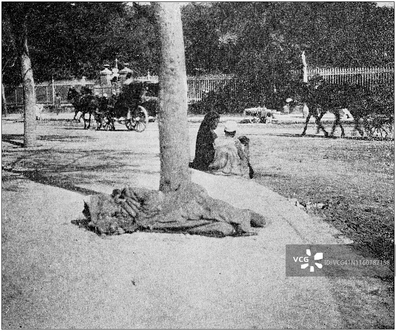 古色古香的黑白照片环游世界:埃及街头沉睡者图片素材