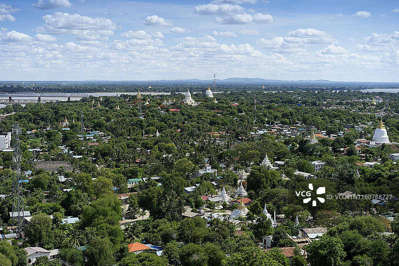 缅甸曼德勒分割伊洛瓦底江附近的实诚市的景观全景图图片素材