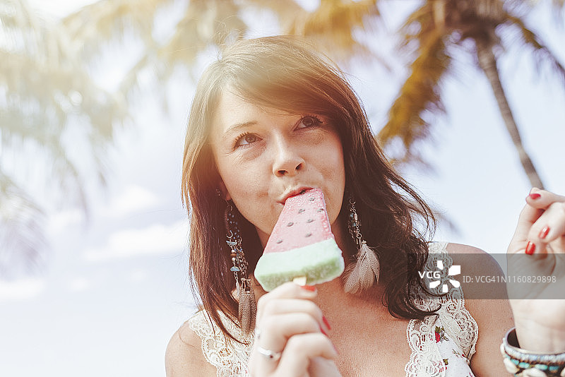 在户外吃西瓜冰淇淋的女人图片素材