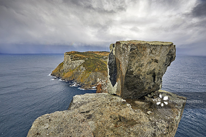 巨石在塔斯马尼亚岛的高悬崖边缘保持平衡图片素材