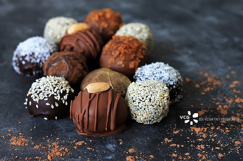 情人节自制巧克力糖果的黑色背景。图片素材