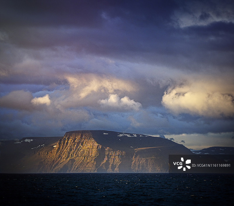冰岛西峡湾山脉上的戏剧性云彩图片素材