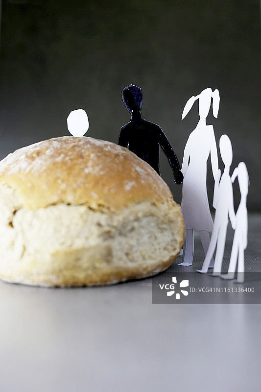 饥荒——人们分享面包图片素材
