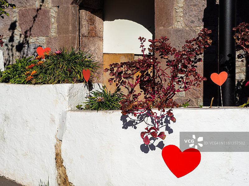 西班牙加那利群岛大加那利岛的特赫达村，用爱心和爱装饰图片素材
