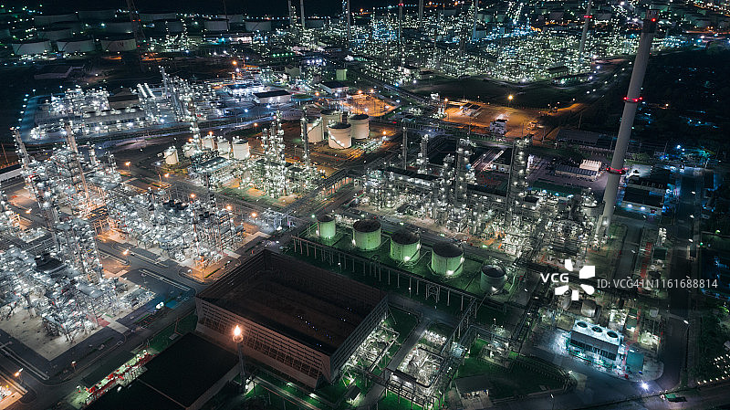 空中俯瞰炼油厂晚上，泰国图片素材