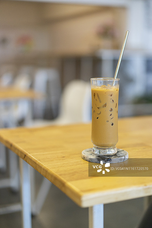 冰咖啡和金属吸管在木桌上复制空间防塑料吸管的概念图片素材