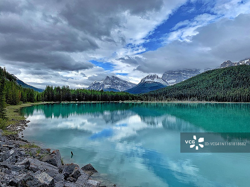加拿大的水鸟湖，有山的倒影图片素材