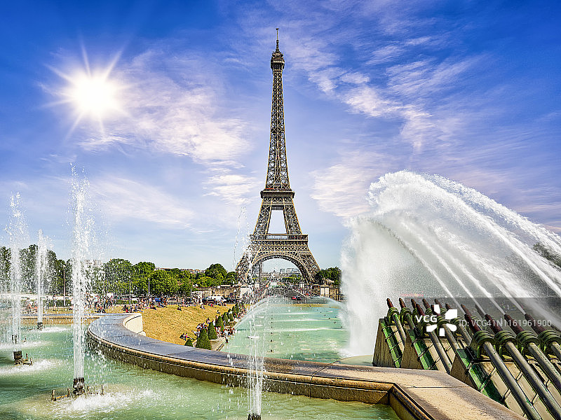 特罗卡德罗花园和喷泉对着埃菲尔铁塔，巴黎，法国图片素材