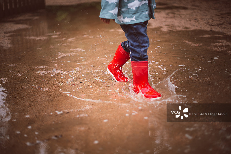 雨靴合在水坑里图片素材
