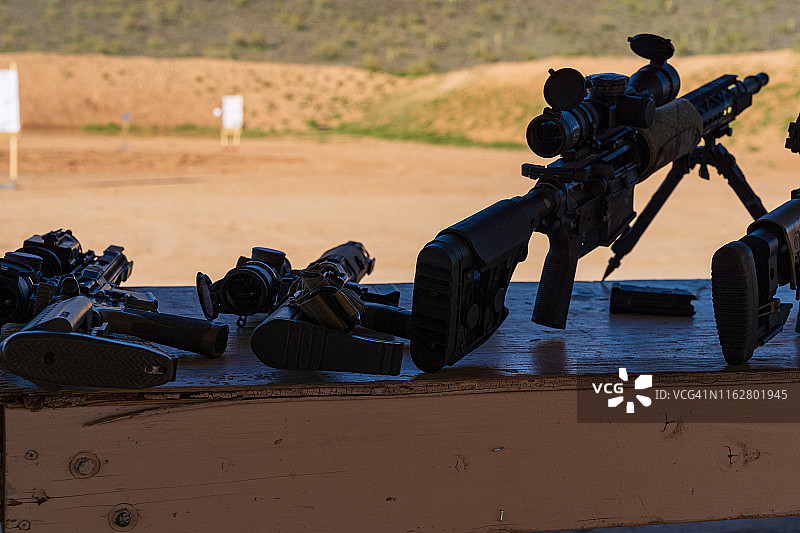 半自动AR-15型卡宾枪在户外靶场上演图片素材