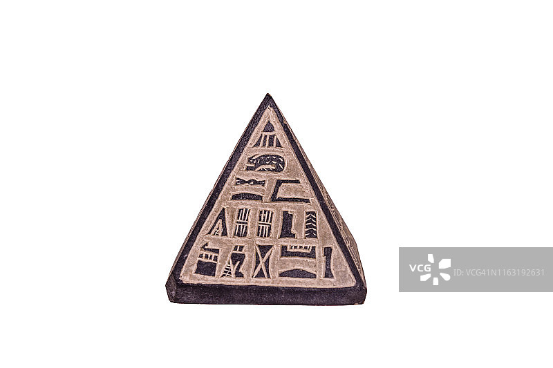 纪念埃及金字塔孤立在一个白色的背景图片素材