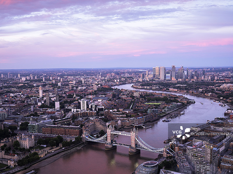 傍晚俯瞰伦敦城市的鸟瞰图图片素材
