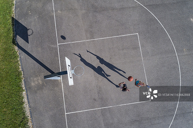 年轻男子和女子打篮球，鸟瞰图片素材