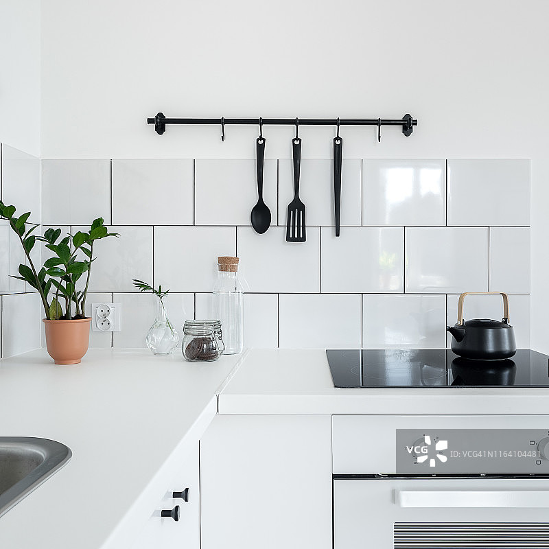 白色瓷砖的现代厨房图片素材