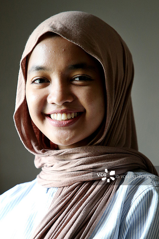 年轻的穆斯林妇女肖像图片素材