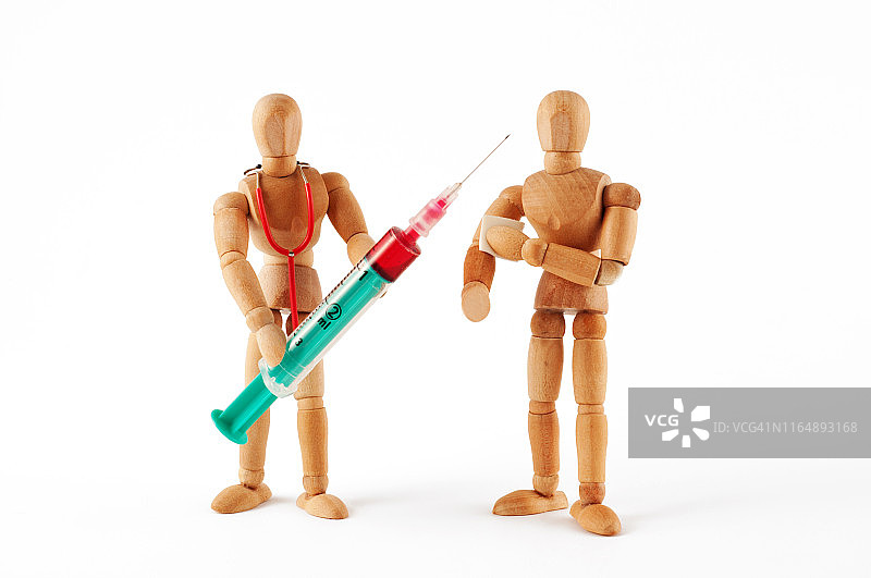 木制人体模型接种疫苗或献血图片素材