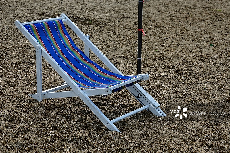 沙滩上的躺椅图片素材