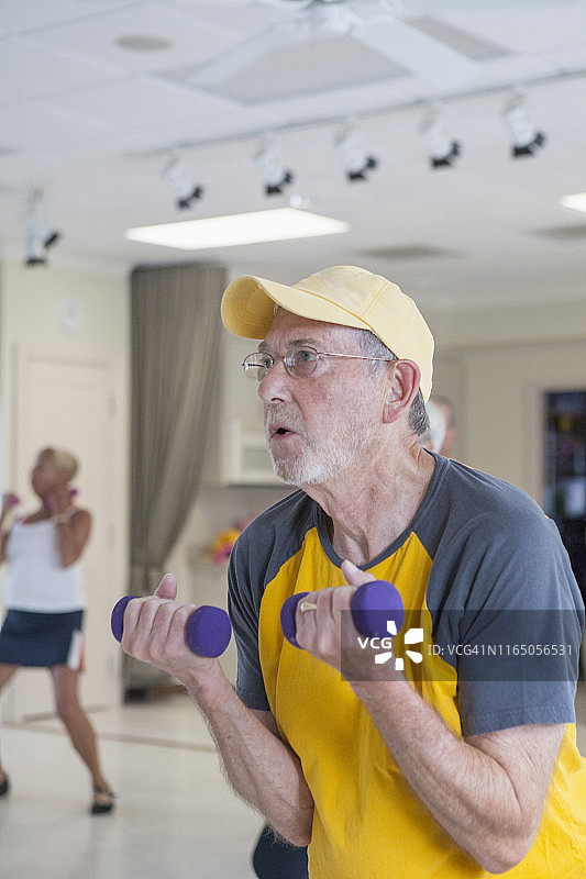 老年人在健身房锻炼图片素材