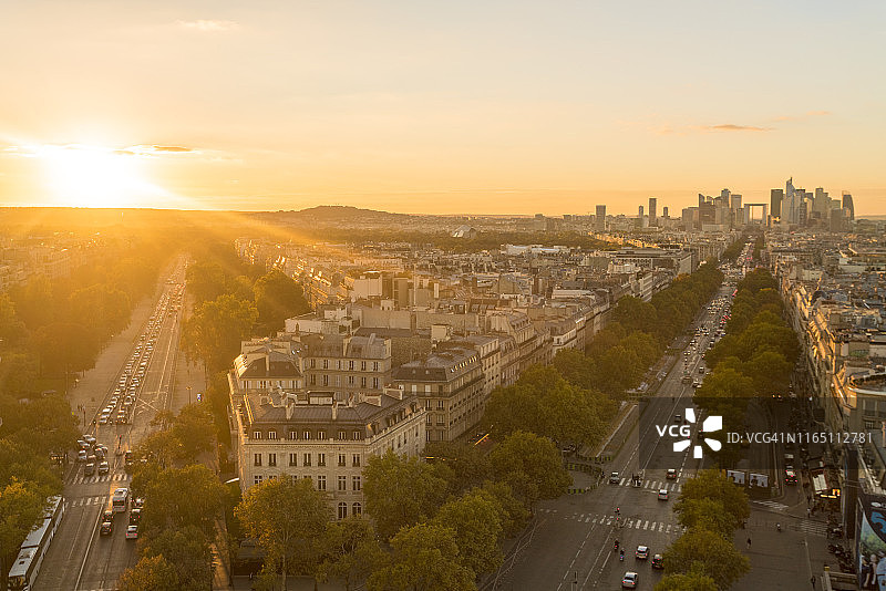 夕阳西下的凯旋门上，拉德芳斯在远处的右边，巴黎，法国，欧洲图片素材
