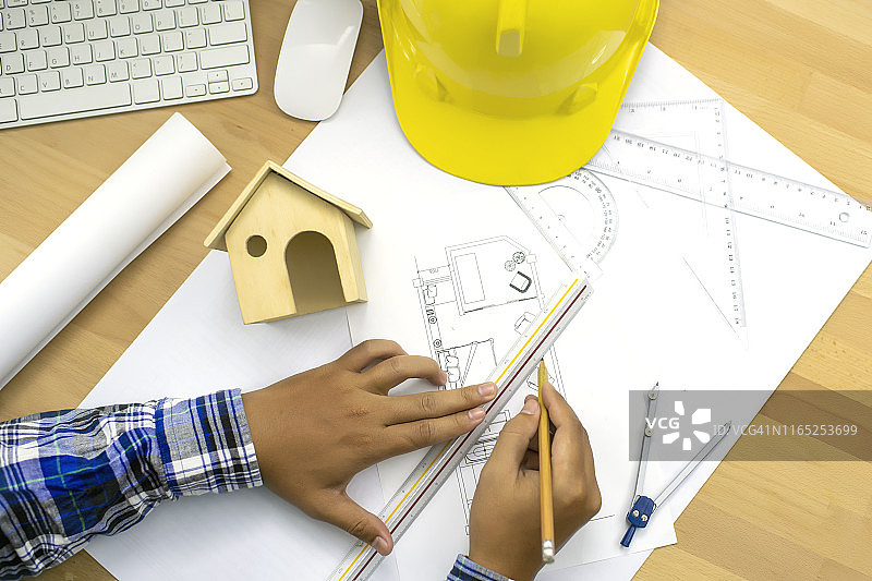 建筑师或工程师负责房屋建造计划。图片素材