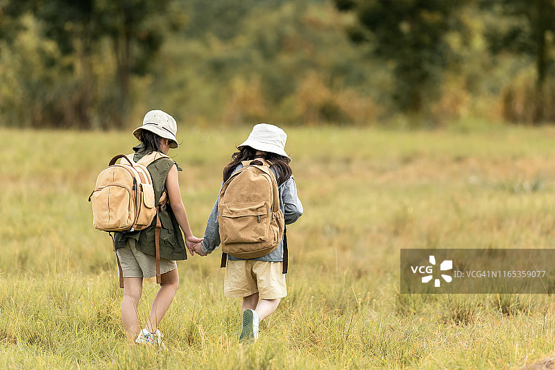 亚洲两个朋友的孩子观光和散步与冒险和旅游目的地休闲旅行教育和放松在户外森林自然。旅游度假的概念图片素材