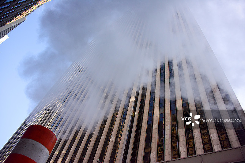 蒸汽从纽约市的一个烟囱排出图片素材