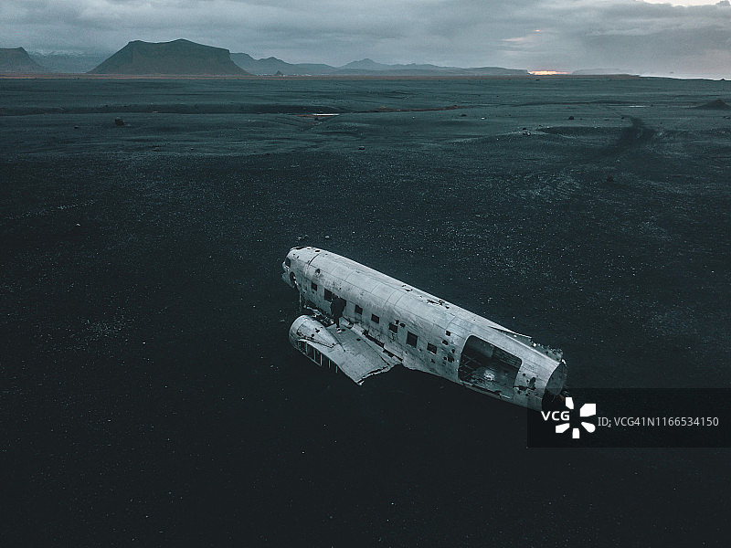 冰岛风景无人机拍摄的Solheimasandur失事飞机图片素材